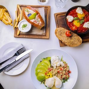 TOP 5 PLACES AND THINGS TO EAT IN DUBAI